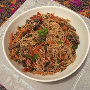 Nouilles de riz au bœuf et aux légumes (Cuisine asiatique)