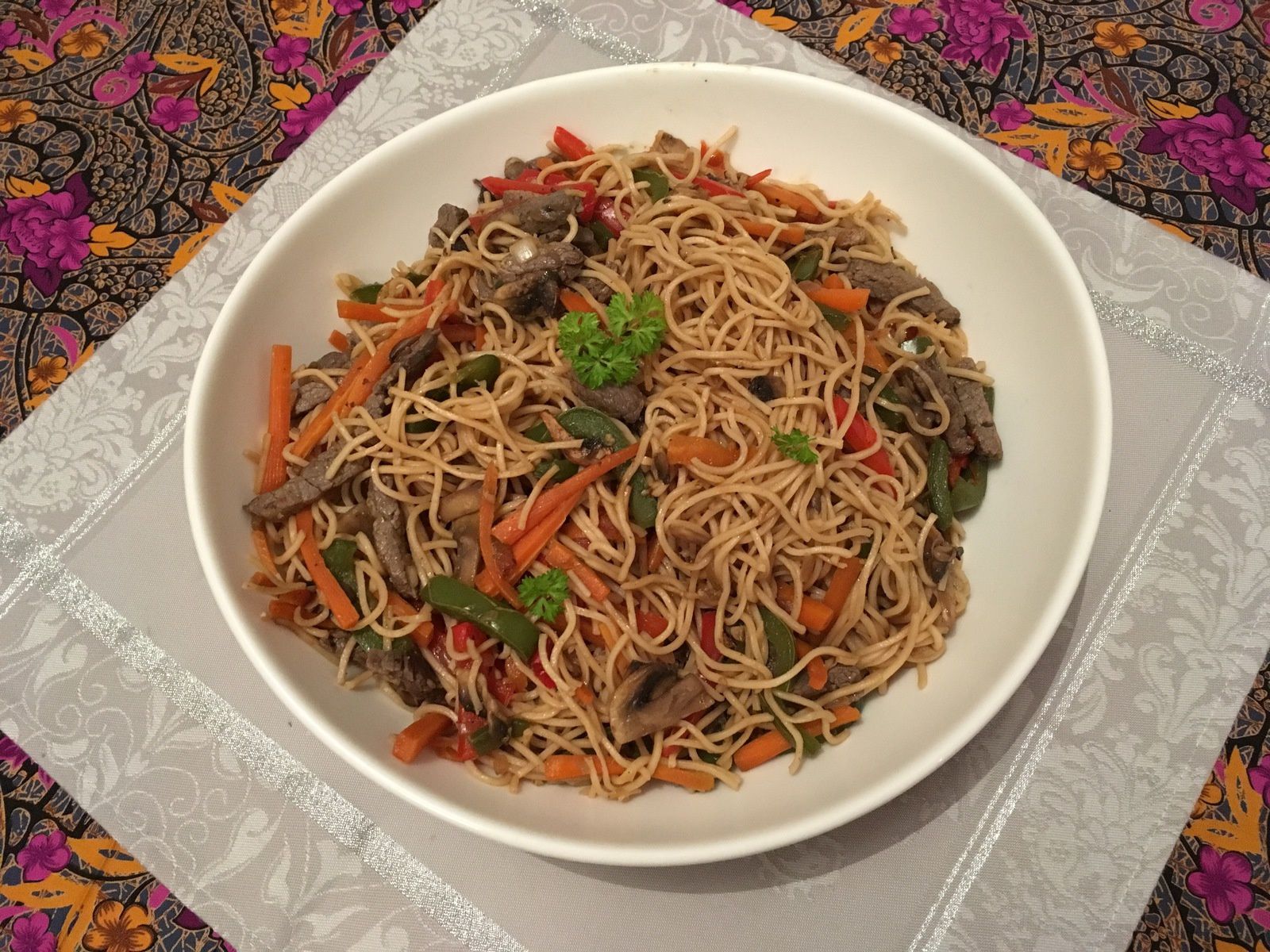 Nouilles de riz au bœuf et aux légumes (Cuisine asiatique)